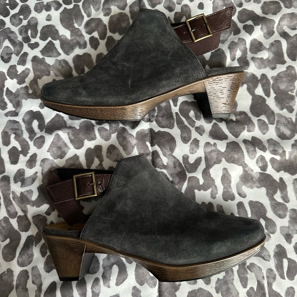 NWOB Naot grey suede block heel sandal sz 9